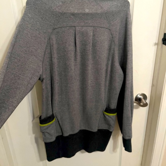 Lululemon jacket, with snap buttons - Picture 3 of 9